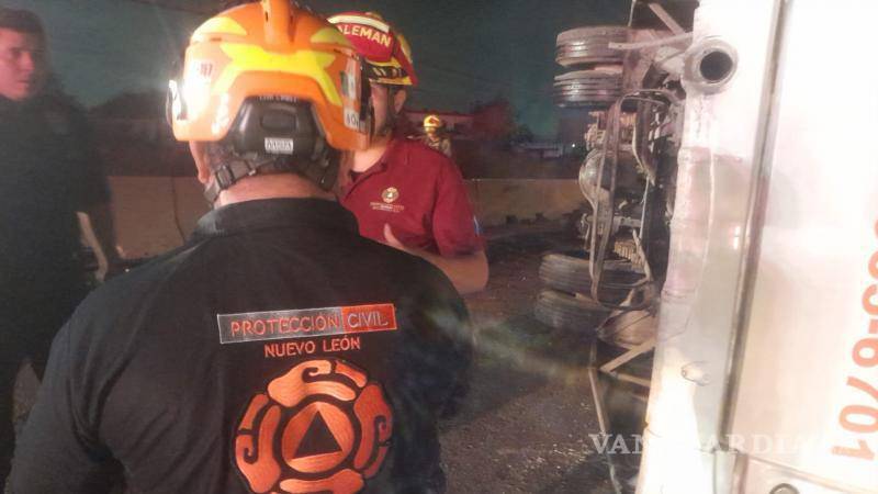 $!Volcadura de camión de personal deja 18 lesionados en Nuevo León