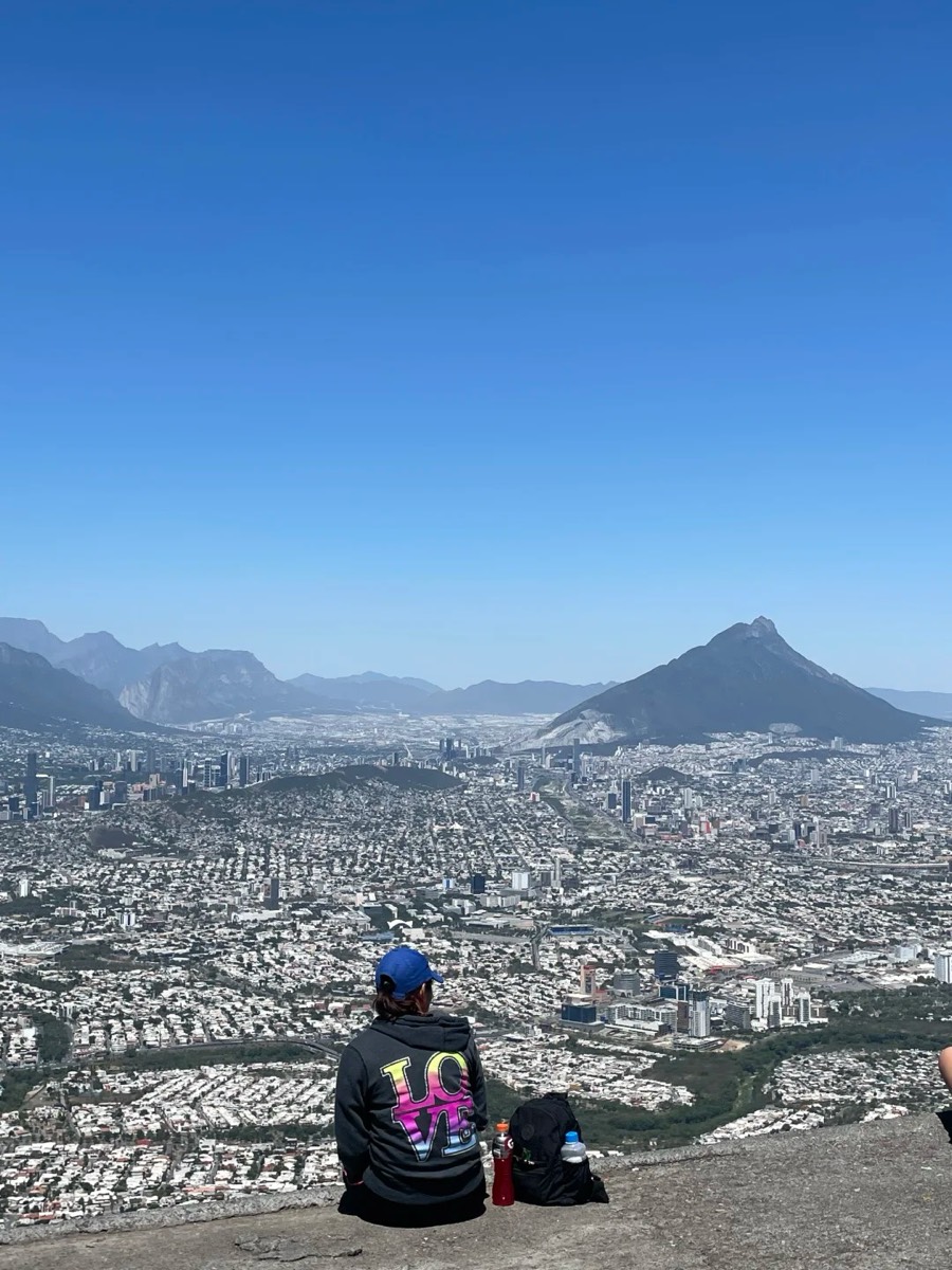 山顶俯瞰蒙特雷城市全景