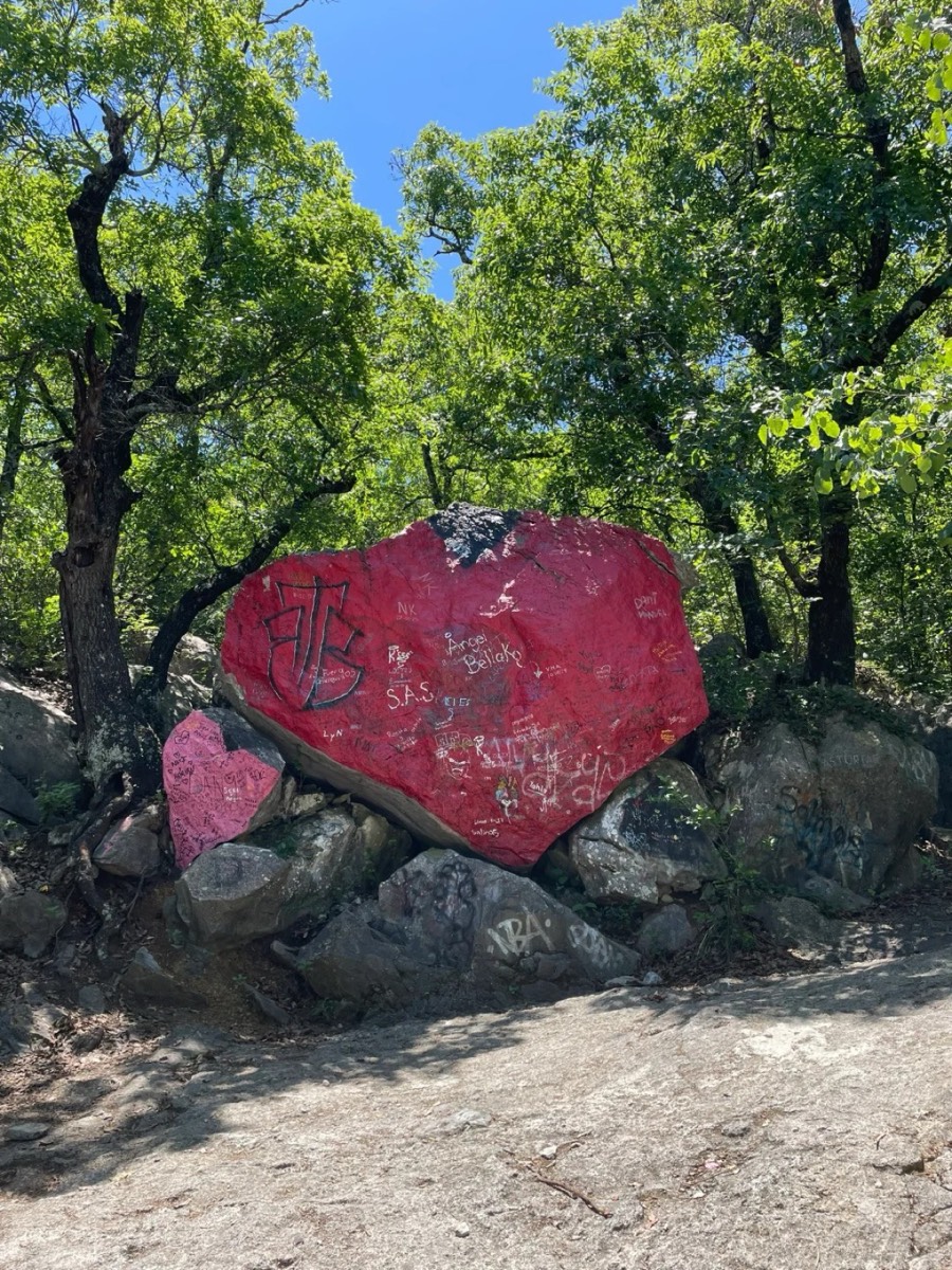 林间巨石与涂鸦