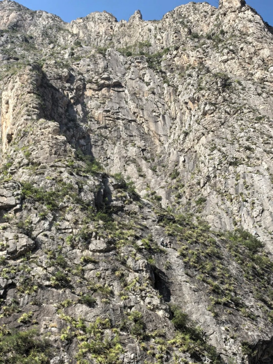 高耸岩壁的纵深感