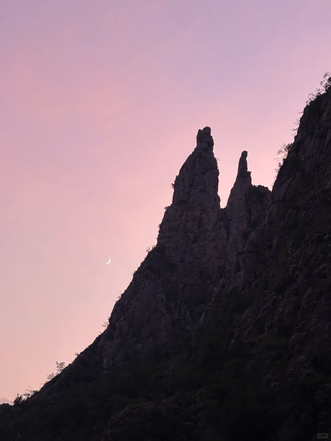 粉色暮色中的岩峰