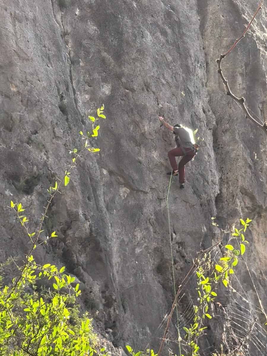岩壁上的攀岩者