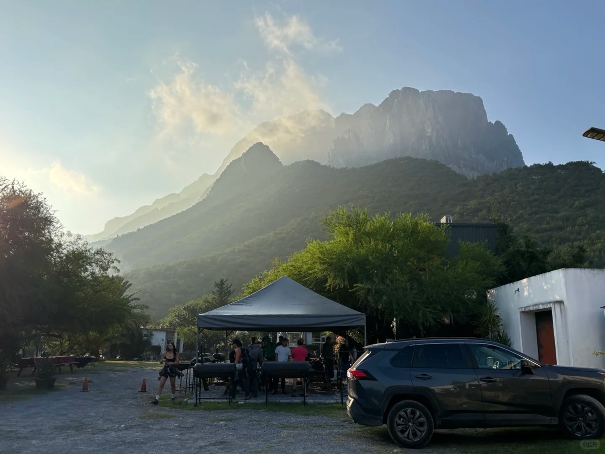 营地与远处山体