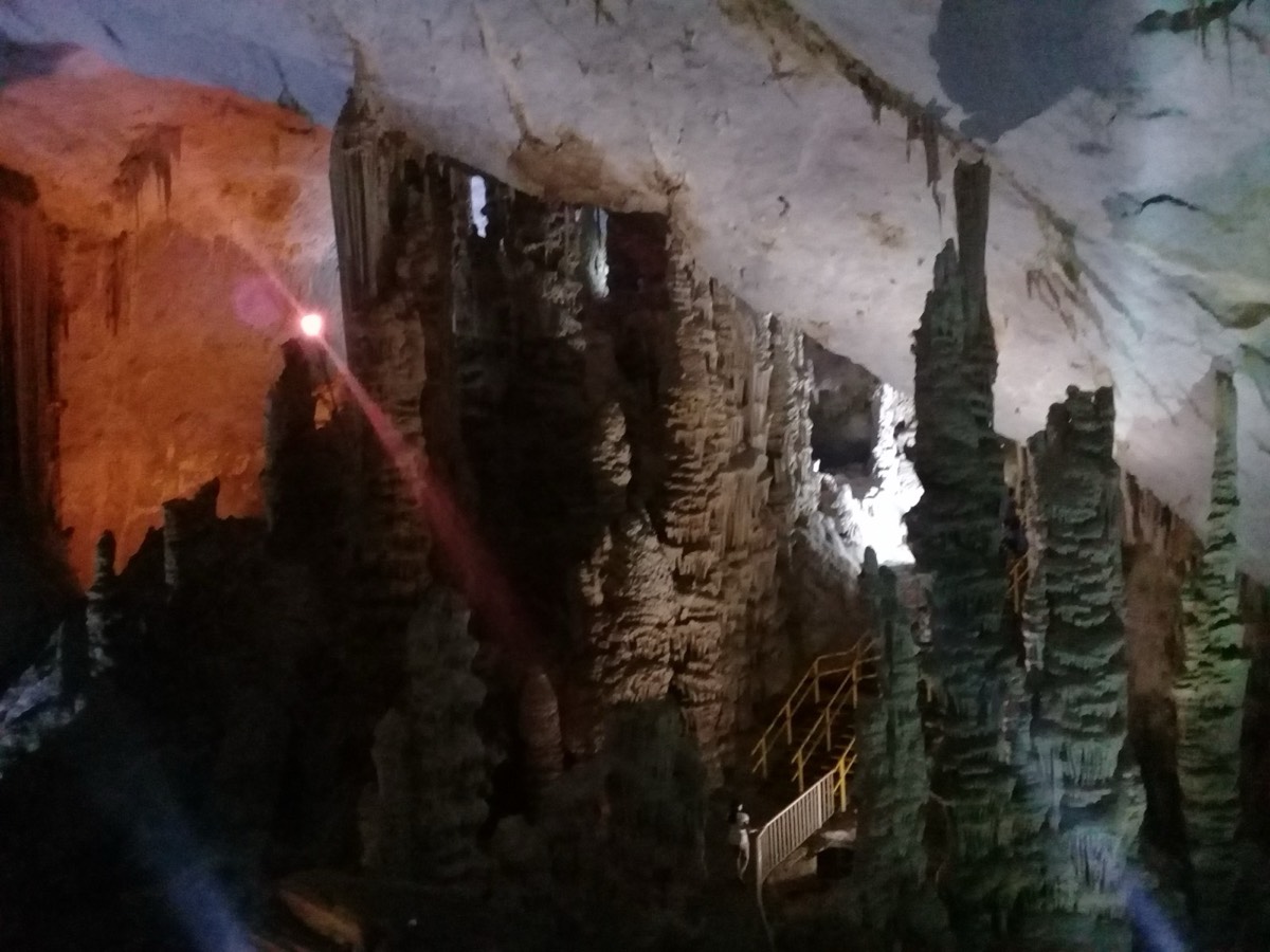 巨大的钟乳石柱