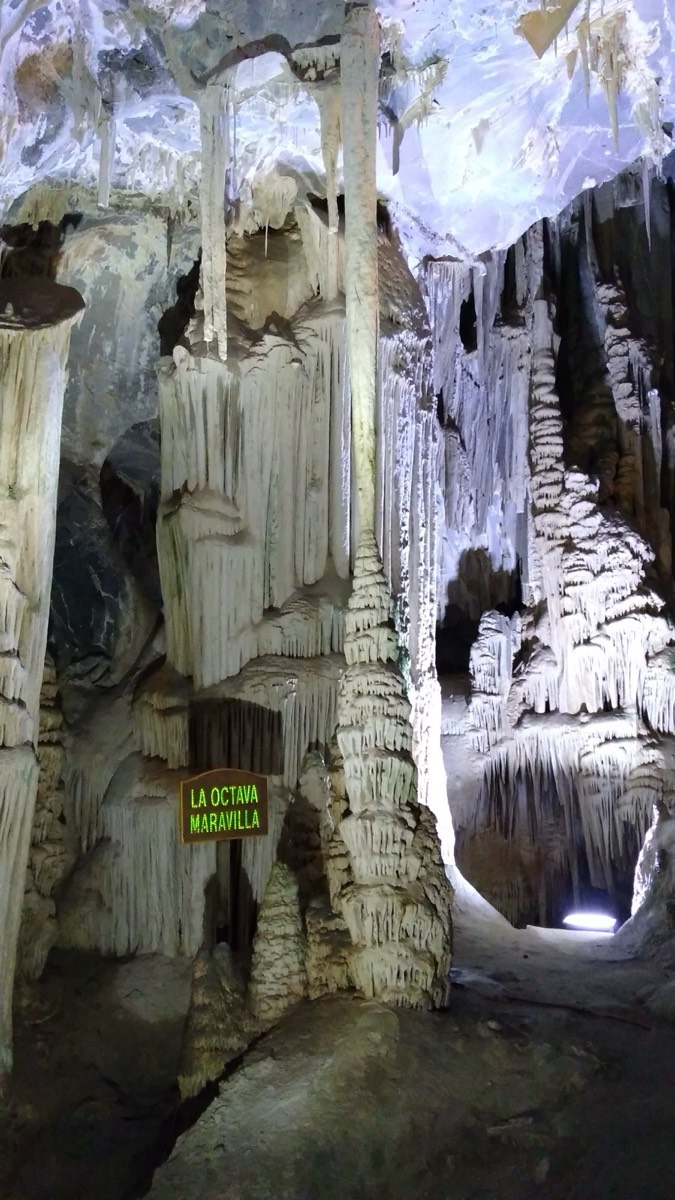 Grutas de García 溶洞内部钟乳石景观