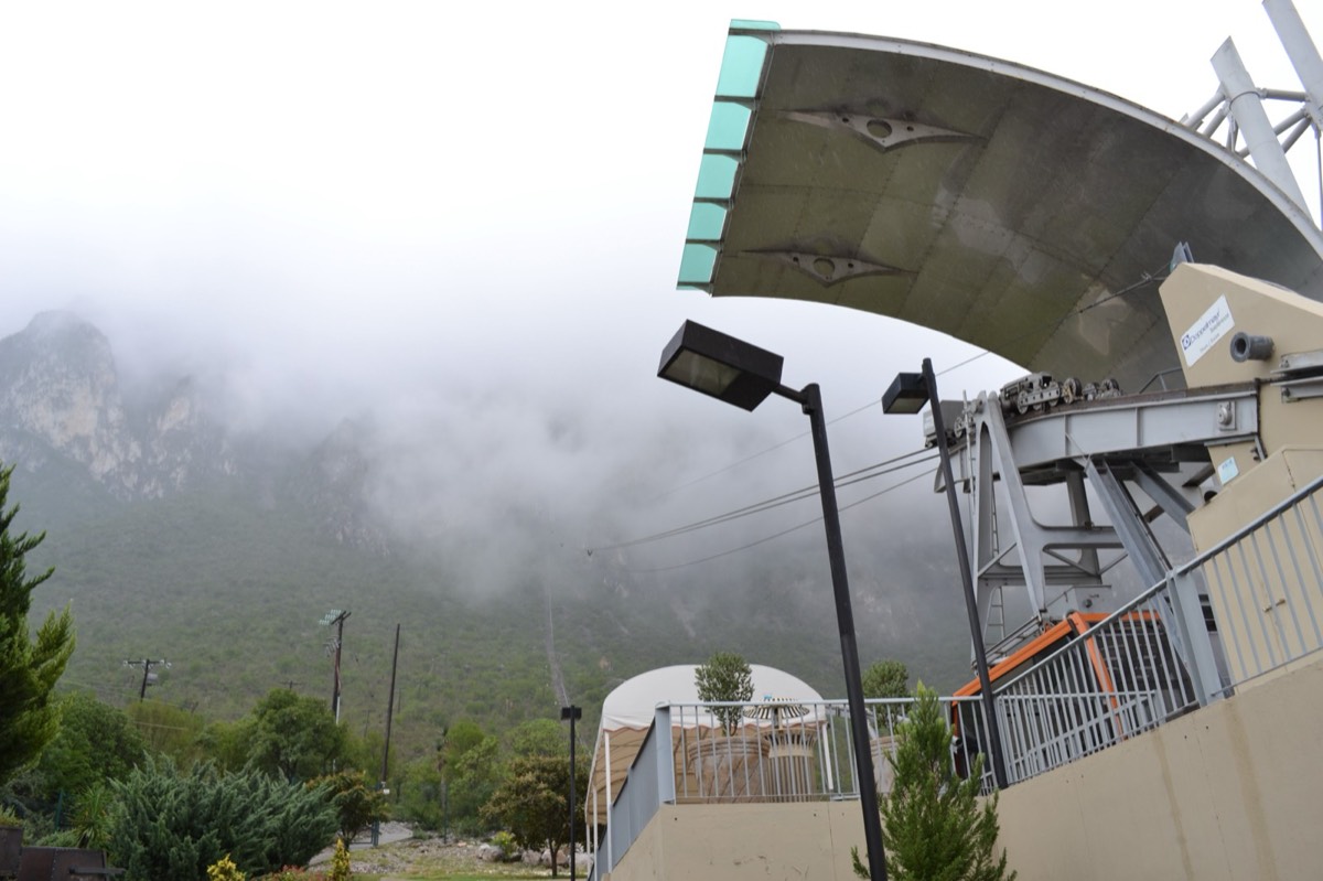 缆车站与排队人群