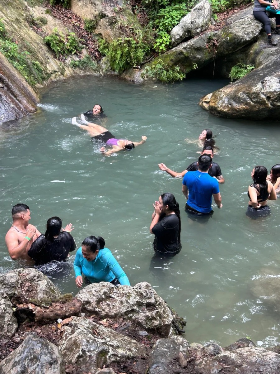 清澈溪水与岩石