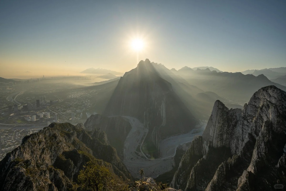 夕阳下的蒙特雷城市天际线