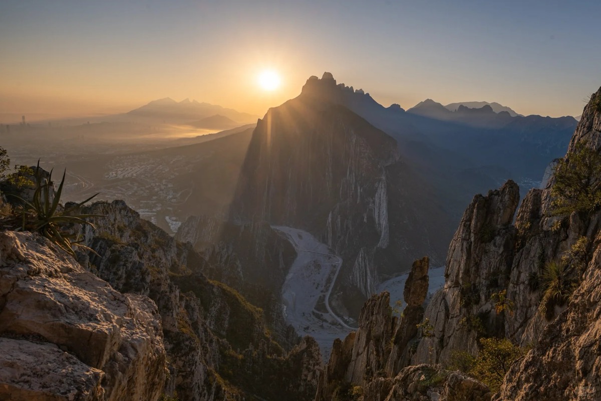 日出时分的 Nido de los Aguiluchos 山体