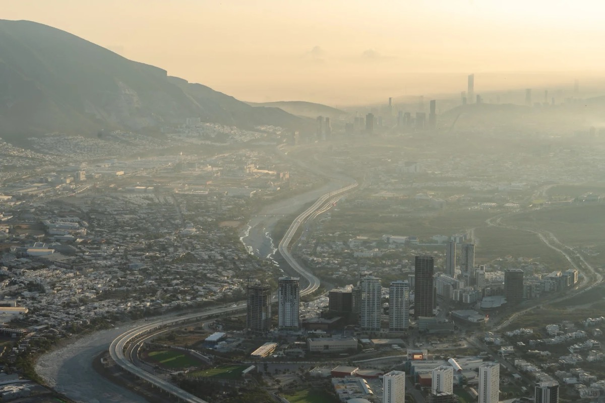 蓝色山脊与远景群峰