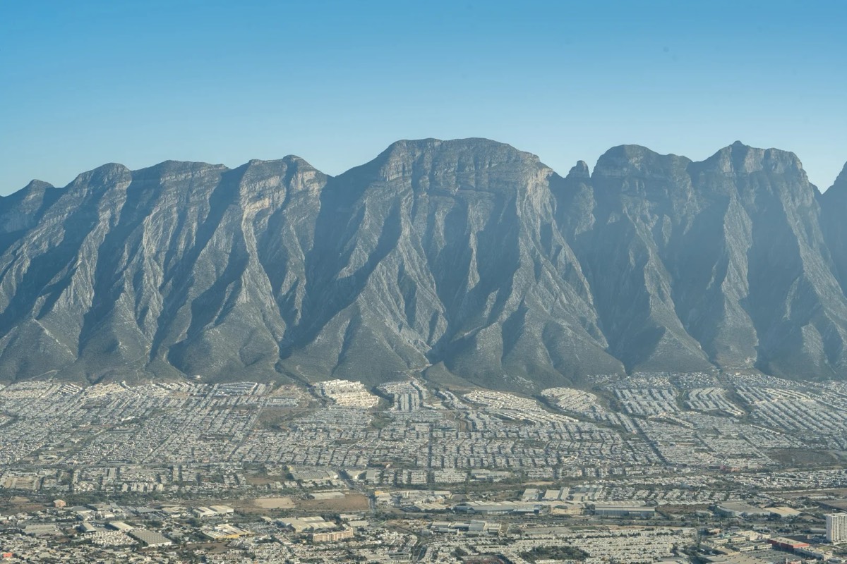 日落时分的山体剪影