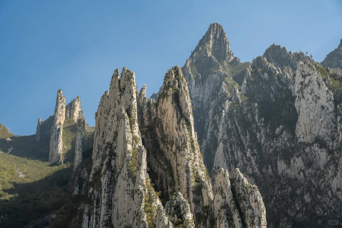 山洞出口俯瞰蒙特雷城市