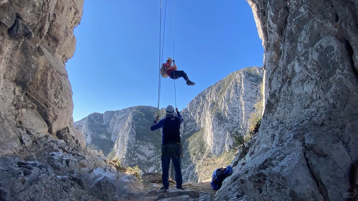 光束穿过山谷的瞬间