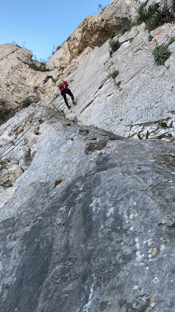 平行岭谷与城市的全景